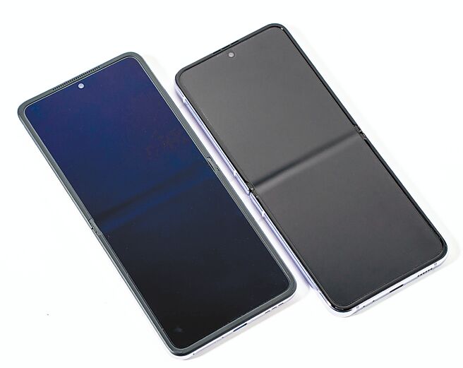 三星Galaxy Z Flip4（右）与OPPO Find N2 Flip相比，折痕较深。（石智中摄）