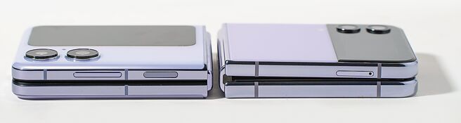 三星Galaxy Z Flip4（右）看起来虽较厚，但上手后却感觉很轻薄，而OPPO Find N2 Flip整体较大，也能单指轻松打开手机。（石智中摄）