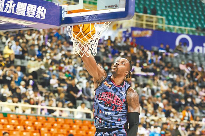 云豹「魔兽」霍华德准备单手爆扣篮框。（桃园永丰云豹提供）