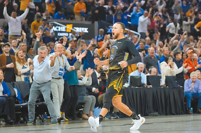 当投进追平三分球，柯瑞忍不住双手握拳嘶吼庆祝。（美联社）