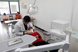南市8偏鄉小學獲贈牙科診療設備 牙醫師將巡迴駐診