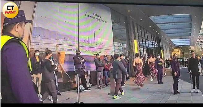 当天8百多名黑衣人出席春酒，辖区中山分局出动百警逐一盘查，警政署长震怒下令全台大扫黑。（图／本刊摄影组）