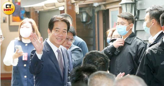 民进党总统初选已开跑，党主席赖清德派人领表，预计15日登记参选，外界认为绿营总统初选脚步比蓝营快许多。（图／赵世勋摄）