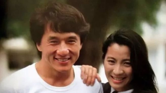 成龙与杨紫琼私交甚好，经常互损。(图/微博)