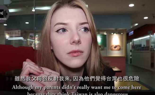 Karima不顧父母反對，堅持來台出版她的書，讓好姊妹Tanya聽了感動。（翻攝自YouTube不要鬧工作室）