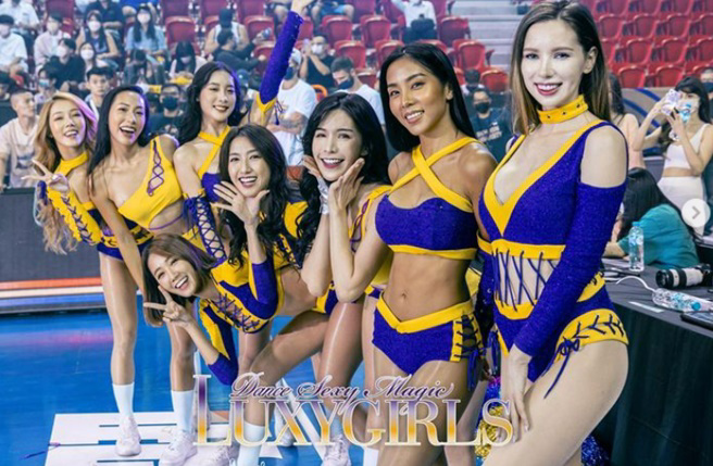 啦啦队LuxyGirls狂晃臀部露出里头的丁字裤，再次敌队球员分心没进球。（图／luxygirlcrew IG）