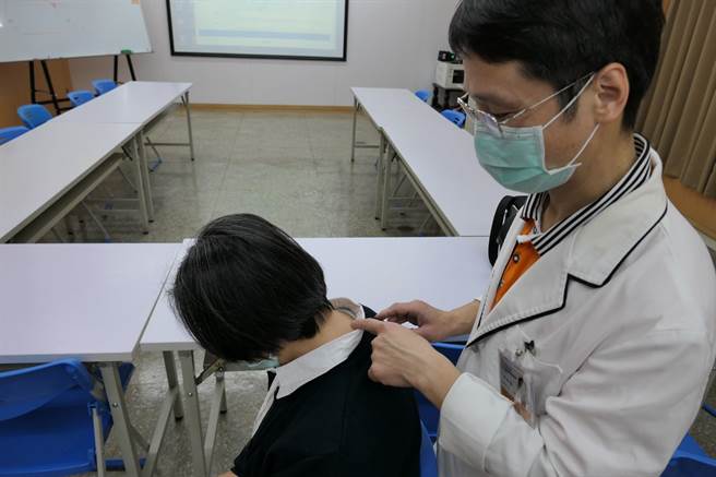 云林县北港妈祖医院物理治疗师提醒大家经常低头滑手机，小心「富贵包」上身。（张朝欣摄）