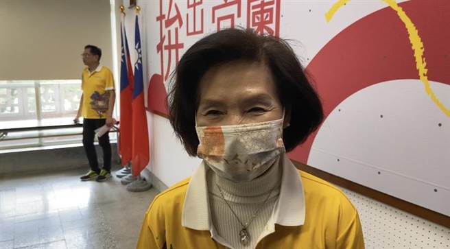 宜兰县长林姿妙上午8时参加县务会议时，媒体问开庭会不会很辛苦，她笑说，「会啊！我正正当当、坦坦荡荡」。（吴佩蓉摄）