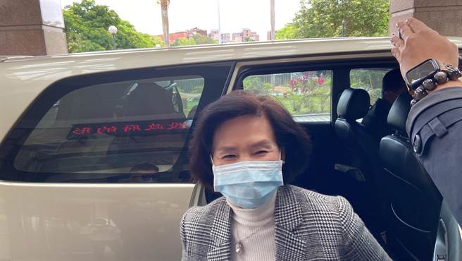 宜兰县长林姿妙抵达宜兰地方法院时，心情完全不受影响，频频说「感谢大家」。（吴佩蓉摄）