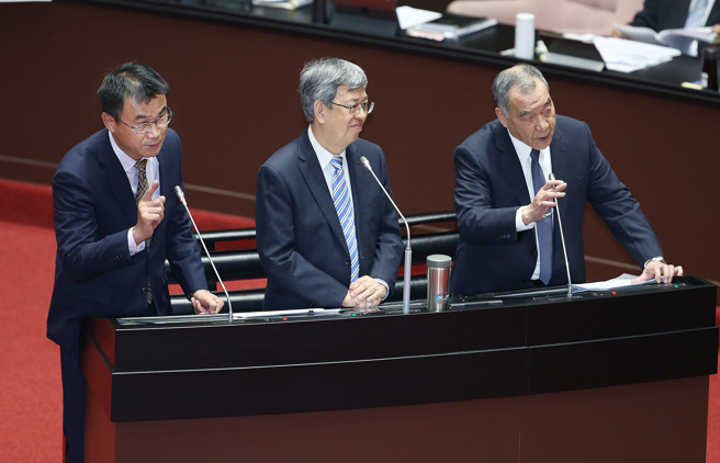 国防部长邱国正（右起）、行政院长陈建仁、农委会主委陈吉仲14日在立法院答询时表示，国军并没有发生「没鸡蛋就改喝豆浆」的状况，农委会对国军很照顾也很帮忙，是额外给国军216万罐豆浆做补充。（姚志平摄）