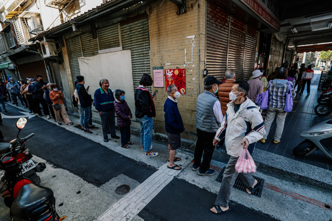 台湾现正面临严重缺蛋问题，图为民眾排队买蛋。（中时资料照，郭吉铨摄）
