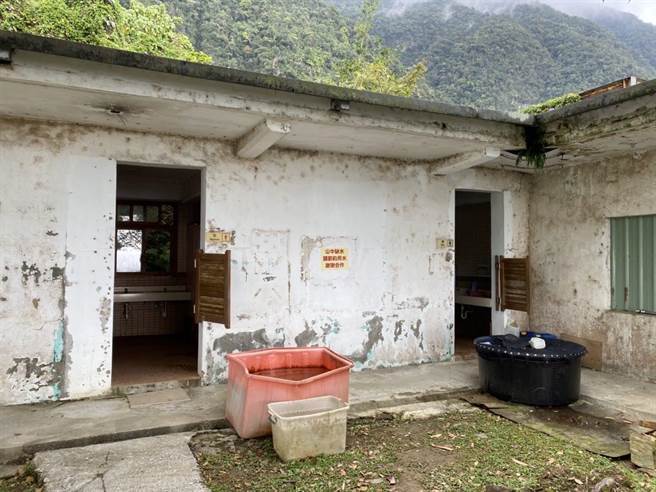 佐仓步道中途公厕，老旧破损。（县议员张美慧提供）