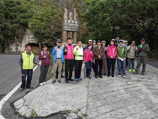 县议员张美慧与花莲林管处长黄群策等人，登山会勘佐仓步道设施。（县议员张美慧提供）