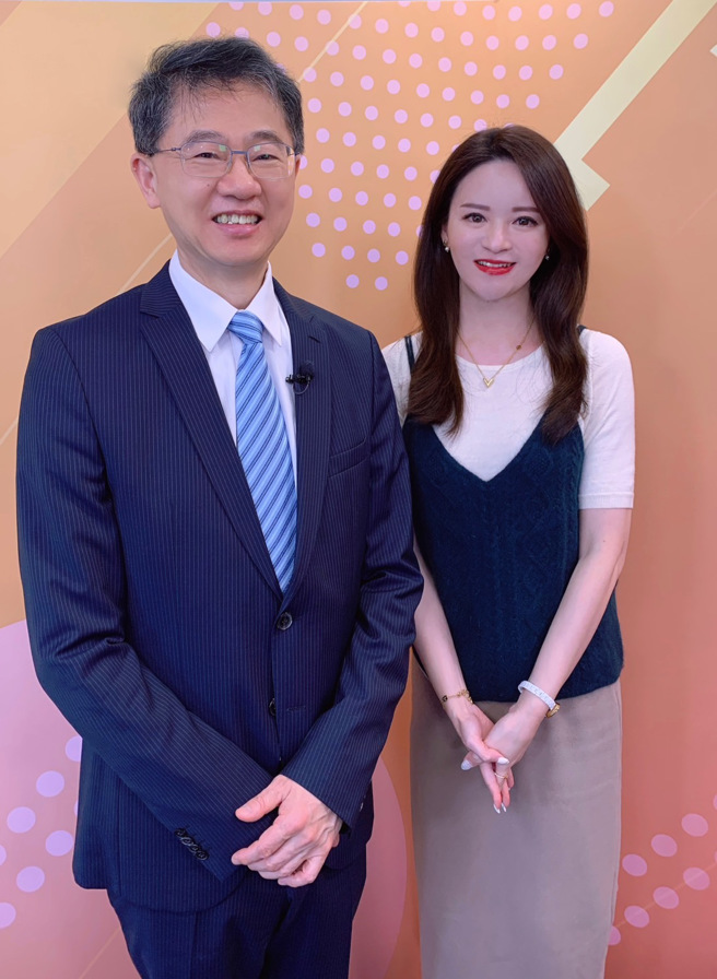 台湾运彩总经理林博泰（左）上时来运转节目，与主持人尉迟佩玉谈运彩眉角。（林胜发摄）