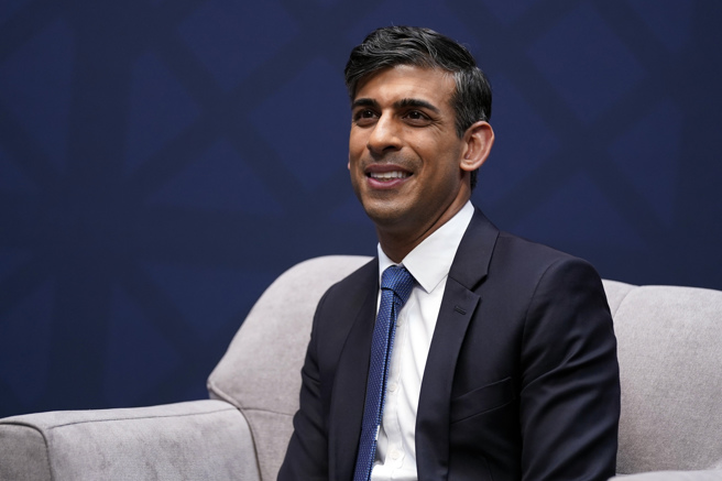 苏纳克（Rishi Sunak）的外交事务发言人今天在一场外媒记者会说，跨部会「中国能力计画」（China Capabilities Programme）不限于华语训练，还包括认识中国的国防、经济战略以及决策机制。计画将在英国国内和大使馆等驻外机构执行。(图/美联社)