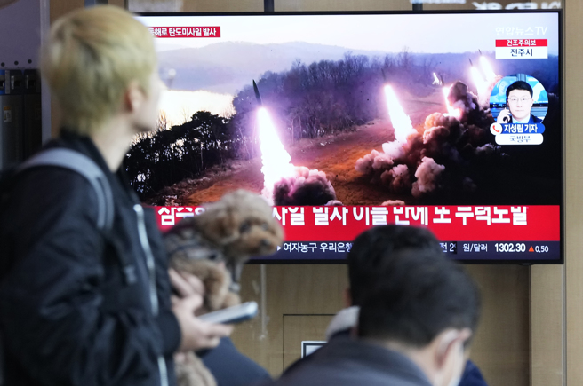 华府智库「战略暨国际研究中心」（CSIS）报告指出，北韩可能在韩美「自由护盾」（Freedom Shield）联合军演期间持续进行武力示威，除展示北韩拥有战争遏制力，也藉以试验各种型态武器。(图/美联社)