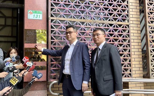 星宇航空执行长翟健华（左）在委任律师林文鹏陪同下至台北地检署按铃申告。（星宇提供）