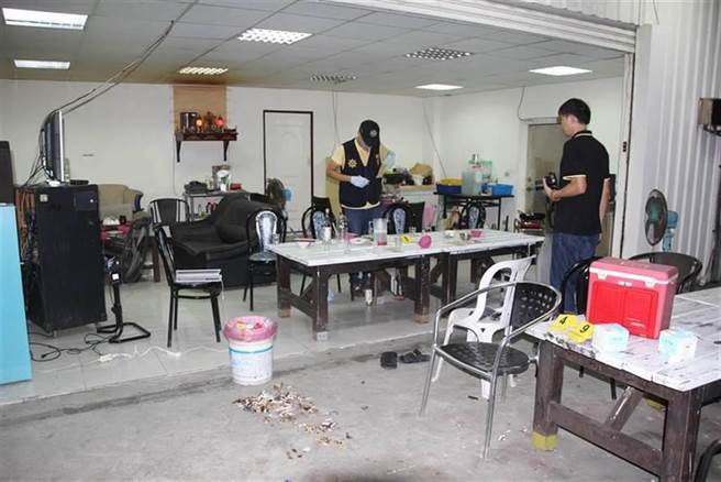 台南市李姓男子持枪射击黄姓男子，黄持鱼刀反击致李伤重不治，事后鑑识员警前往现场搜证。（本报资料照片）