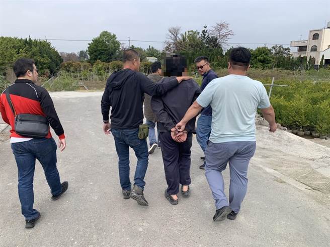 彰化监狱逃狱的受刑人朱汉宗，今天稍早在永靖老家附近的田野中落网。（民眾提供／吴建辉彰化传真）