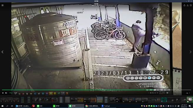 据了解，朱男发现警方追捕立刻逃窜，不过跑不过警方没多久就栽在警方手上，其似乎许久未进食，还跟警方要食物。（民眾提供／吴建辉彰化传真）