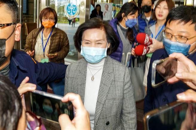 宜兰县长林姿妙被依贪污等4罪起诉，今天她步出法庭后，强调自己正正当当。（李忠一摄）