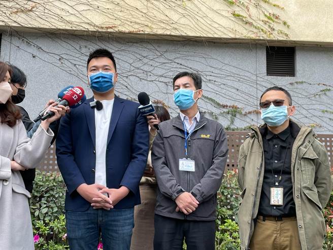 杨植斗、交通大队副队长郑荣安及交通局交治科长林育生。（刘彦宜摄）