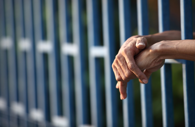 他趁狱友熟睡「摸鸟」泄欲，诡辩：被猥亵多次压力大，下场更惨。（示意图/shutterstock）