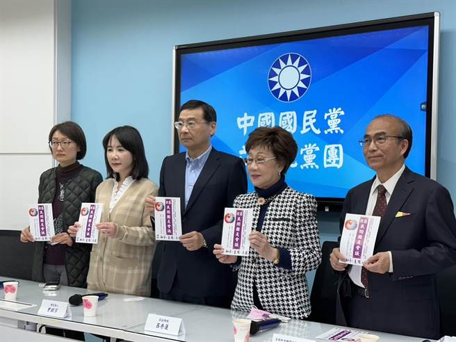 前副总统吕秀莲14日赴立法院亲自宣传「民间国是会议」，先后到民进党、国民党、民眾党团拜会。图为国民党团。（杨亚璇摄）