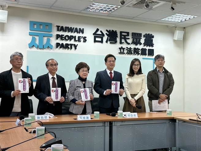 前副总统吕秀莲14日赴立法院亲自宣传「民间国是会议」，先后到民进党、国民党、民眾党团拜会。图为民眾党团。（杨亚璇摄）