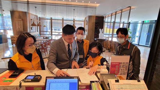 高市府觀光局聯合消保官辦理旅宿業房價專案稽查。（柯宗緯翻攝）
