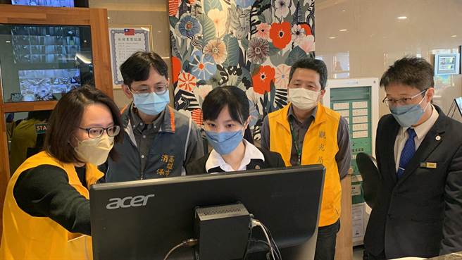 高市府觀光局聯合消保官辦理旅宿業房價專案稽查。（柯宗緯翻攝）