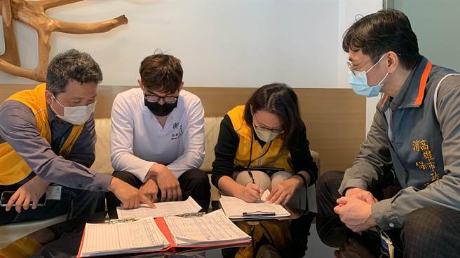 高市府觀光局聯合消保官辦理旅宿業房價專案稽查。（柯宗緯翻攝）