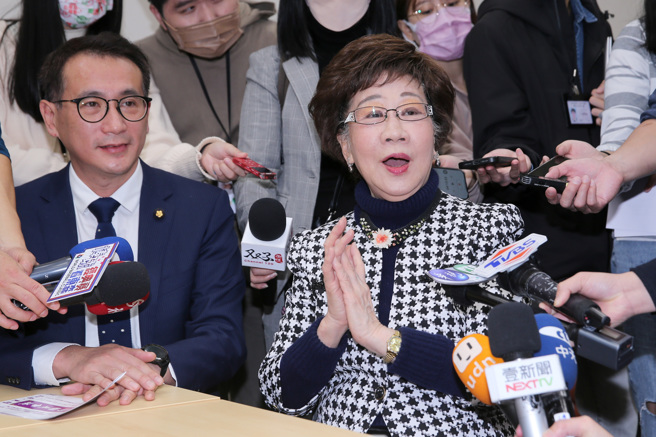 前副总统吕秀莲（右）14日前往立法院拜会民进党团，邀请立委参加「北区民间国是会议」，民进党团干事长郑运鹏（左）代表接待。（黄世麒摄）