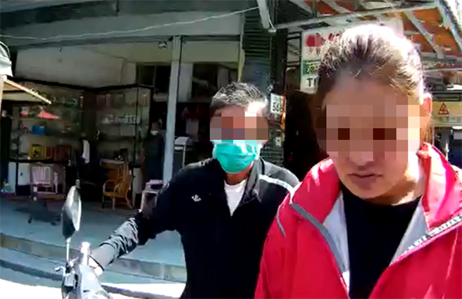 高雄黄姓女子（右）与男友（左）跑到旗津海岸公园喝啤酒、吹海风，酒驾时遭警方拦查。（高市鼓山分局提供／袁庭尧高雄传真）