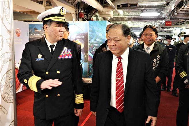 睽违3年的海军敦睦舰队再度造访澎湖离岛，澎湖县长陈光復、副县长林皆兴、马公市长黄健忠等地方首长，也参加敦睦舰队欢迎仪式。（张茂雄摄）