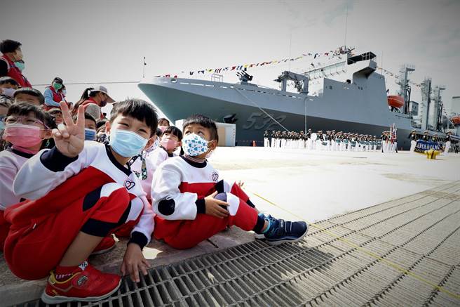 澎湖乡亲、各幼儿园的小朋友排队争睹大型军舰的英姿，磐石舰文宣馆内展示进步台湾的政经观光亮点，期待出访邦交国做好外交与国际宣传事宜。（张茂雄摄）