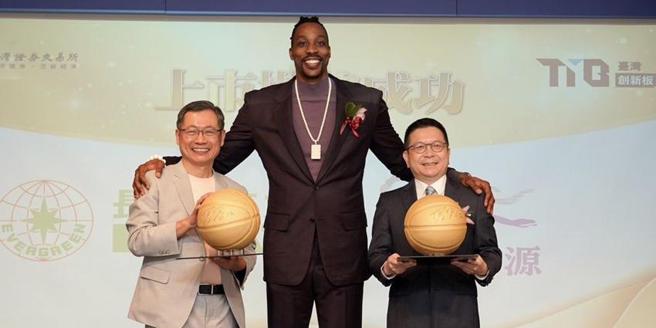 （前NBA球星「魔獸」霍華德(Dwight Howard)(圖中)今(14)日出席雲豹能源-創上市掛牌敲鐘典禮，寫台股首次有NBA球星出席紀錄。圖左為雲豹能源董事長賴勁麟，圖右為證交所董事長林修銘。圖／雲豹能源-創提供）