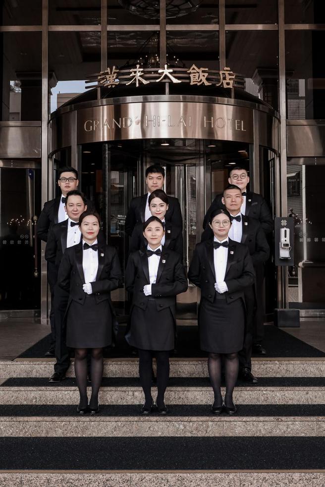 为深耕星级品质与高端客人服务，汉来饭店成立英式管家菁英团队，导入全球公认顶级标竿之英式管家服务，迈向连锁饭店国际化里程碑。（图／汉来饭店提供）