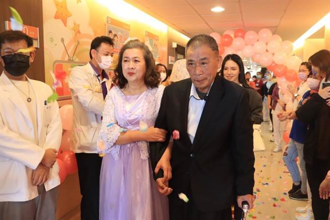 陳先生展現復健成果，和杜女士一同走紅毯步入結婚禮堂。（大千醫院提供／李京昇苗栗傳真）