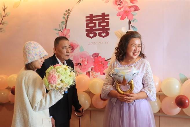陳先生成功說出求婚台詞，杜女士聽得開心又感動。（大千醫院提供／李京昇苗栗傳真）
