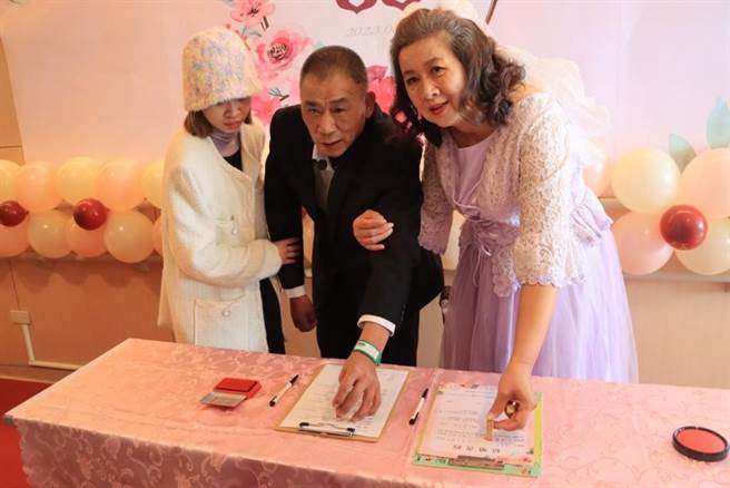陳先生與杜女士在白色情人節登記成為夫妻。（大千醫院提供／李京昇苗栗傳真）