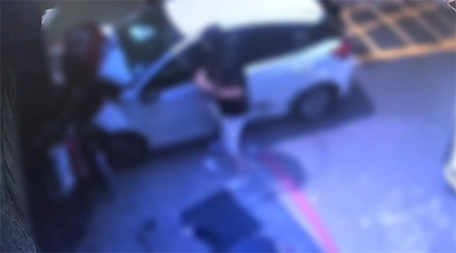 前镇港寿街日前发生车祸，1辆白色租赁车失控撞民宅，另1辆宾士车却有几名男子下车破窗。（翻摄照片／高雄洪靖宜传真）