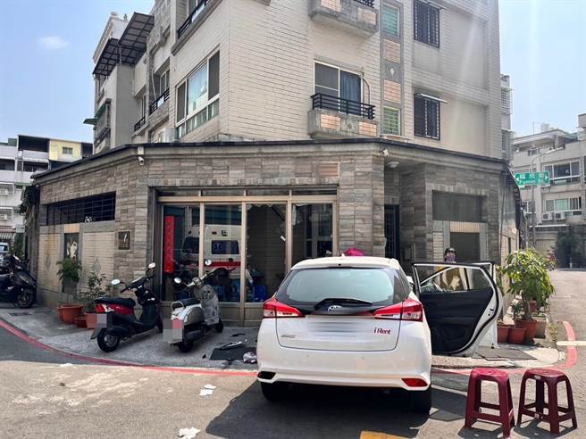 前镇港寿街日前发生车祸，1辆白色租赁车失控撞民宅，另1辆宾士车却有几名男子下车破窗。（翻摄照片／高雄洪靖宜传真）