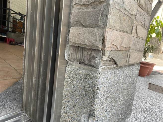 该户民宅门口还留有撞击痕迹。（洪靖宜摄）