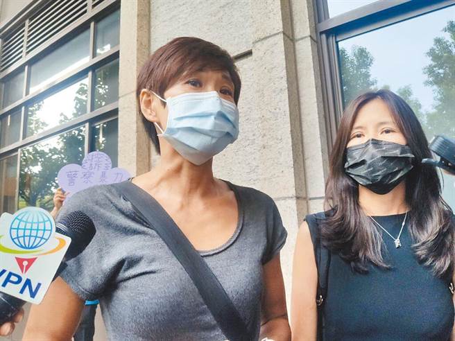 女老师詹慧玲(左)说，当初并未提出国赔部分，将在今年4月22日前提出国赔申请。(本报资料照片)