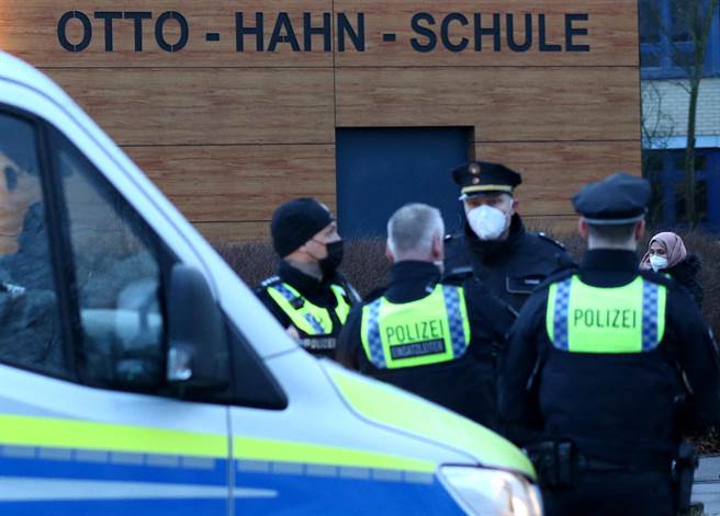 据悉，嫌犯打电话给警方自首，说他斩首了其祖母。（路透社）