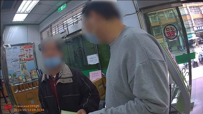 林姓老翁接获诈团电话要他支付家属开刀费用，警方获报后即时阻诈。（警方提供）