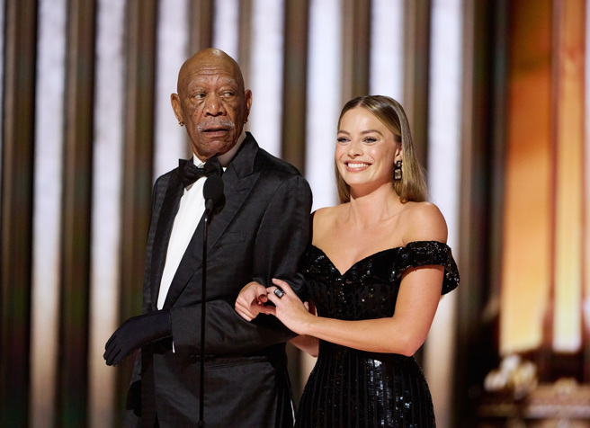 85岁美国影星摩根费里曼（Morgan Freeman）12日出席奥斯卡金像奖时顶着光头、只有左手戴着手套，引发网友热议。（图／TPG、达志影像）