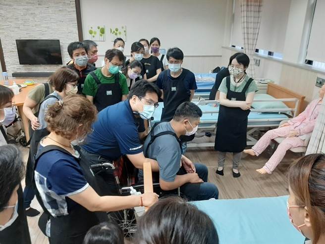 照顧服務員訓練課程。（翻攝照片／高雄洪靖宜傳真）
