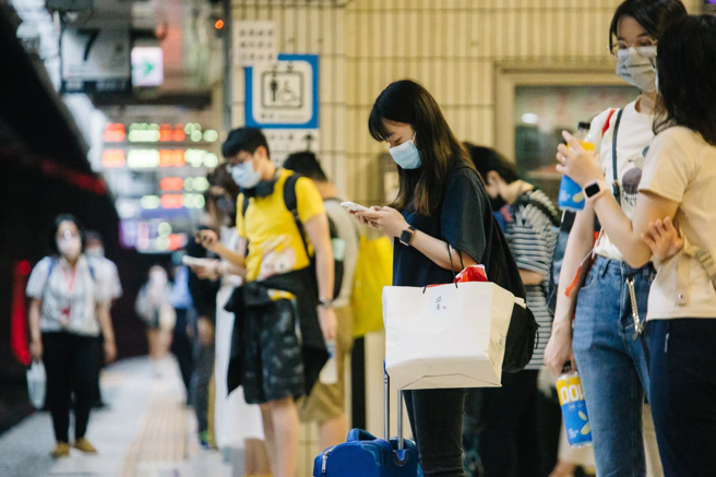 羅一鈞：清明後檢討口罩鬆綁，本土今再降8.8%。（圖／示意圖，記者郭吉銓攝影）